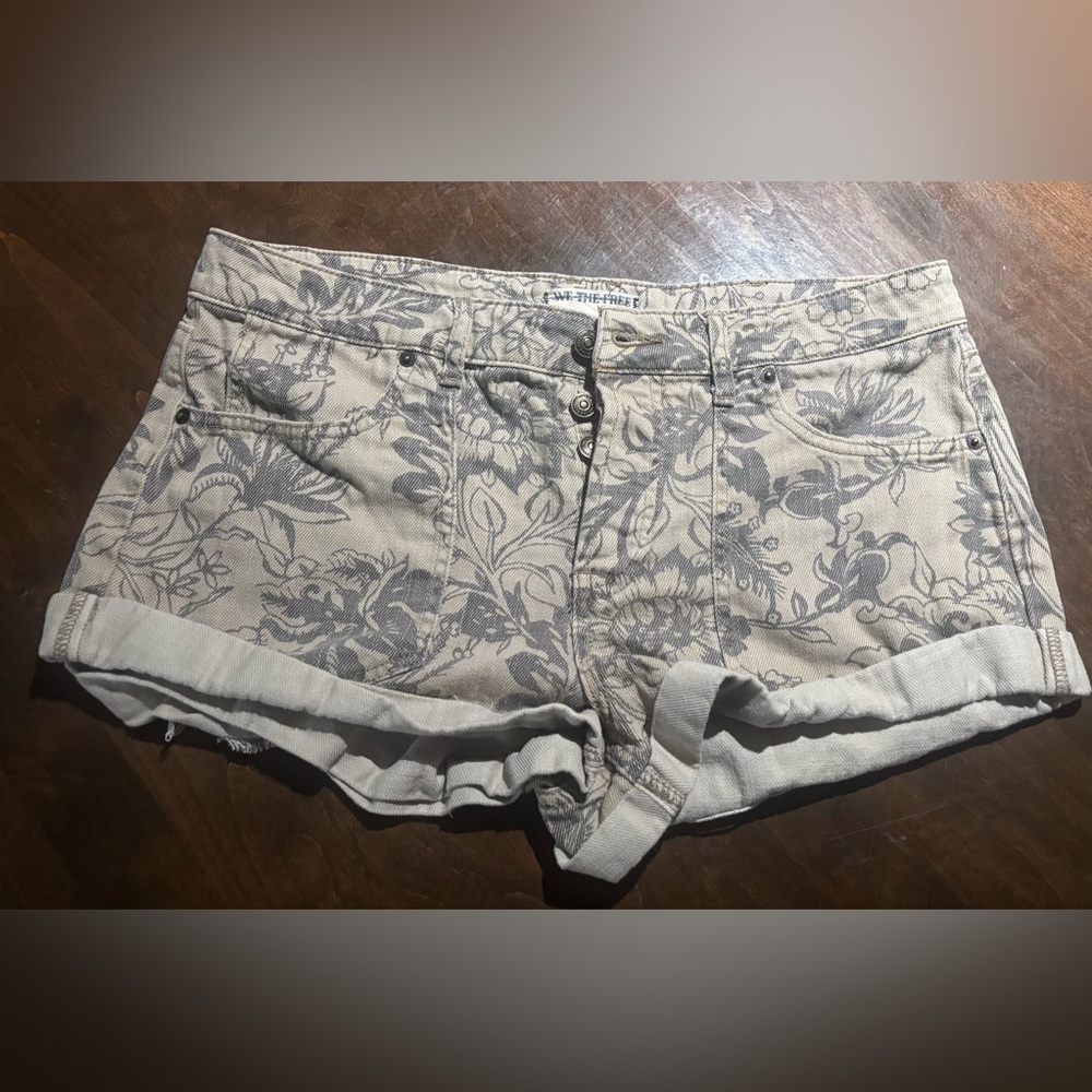 Free People We The Free Sz 29
Beginners Luck Slouch Shorts in Tan Floral print
